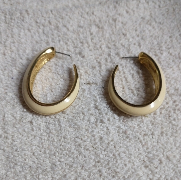 Cream color goldtone post earrings no backs - Picture 4 of 5